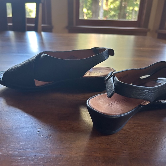 Gentle Souls Black Leather Demi-Wedge Criss Cross Sandals (8M/39 Euro) - Picture 4 of 7